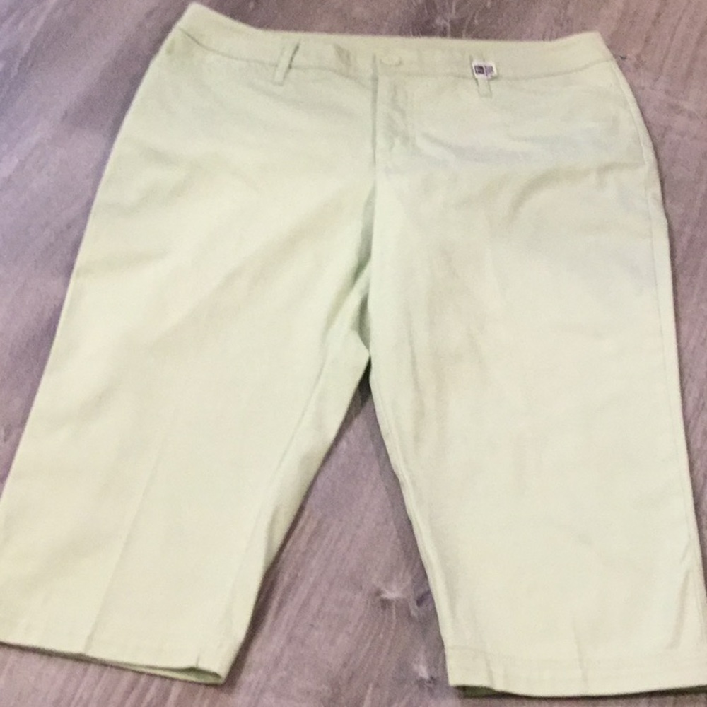 ☘️ St. John’s Bay~~Pale Green Capris ☘️